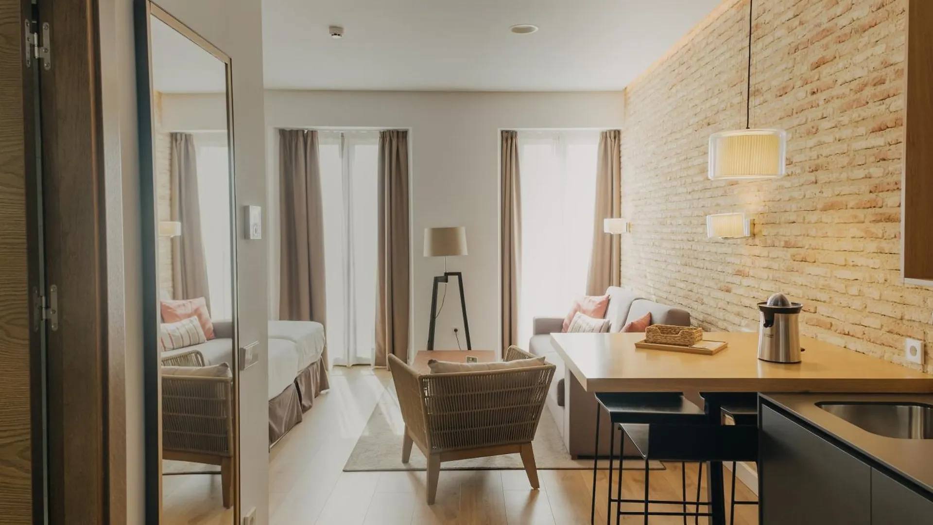Aquitania Home Suites Sevilla 3*,